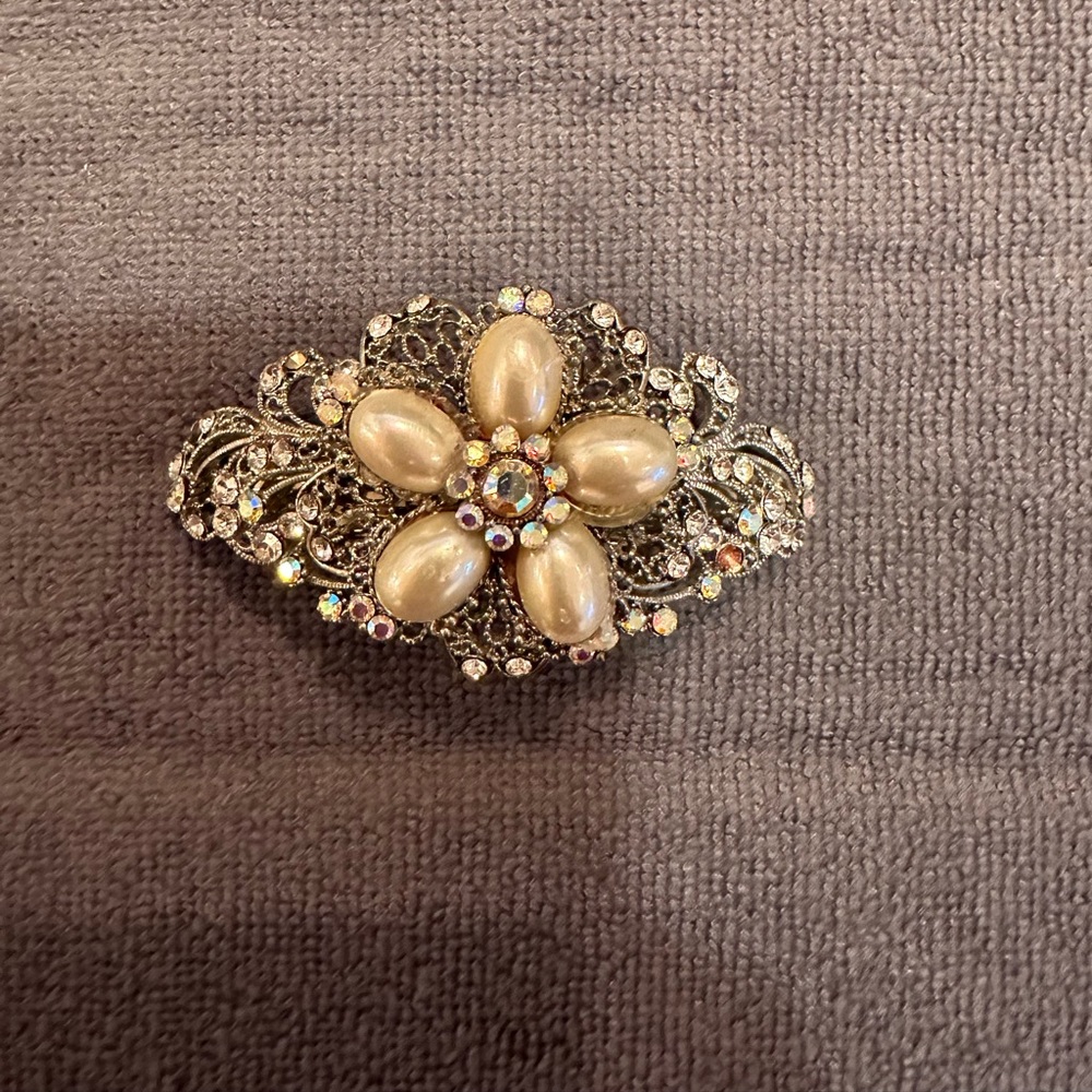 Vintage rhinestone hair clip- Pearl and silver